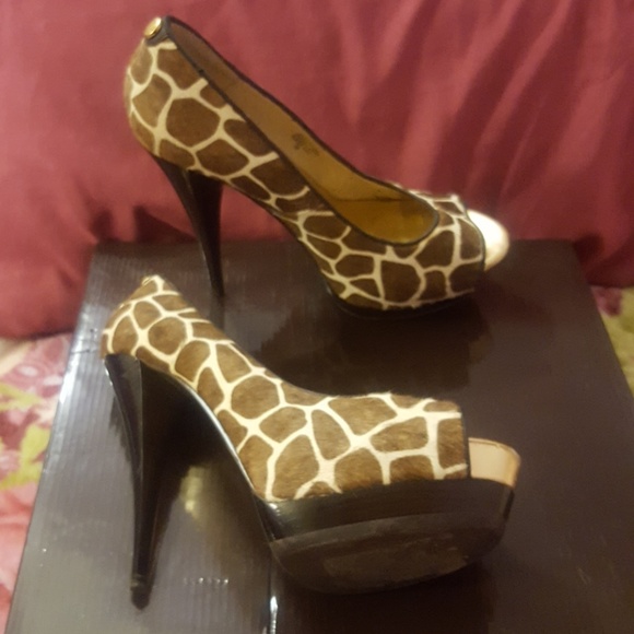 Giraffe print open toe haircalf platform heels. - Picture 2 of 4